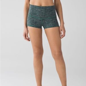 Lululemon Boogie Short (Roll Down) Size 6 Green Gray Sea Mist